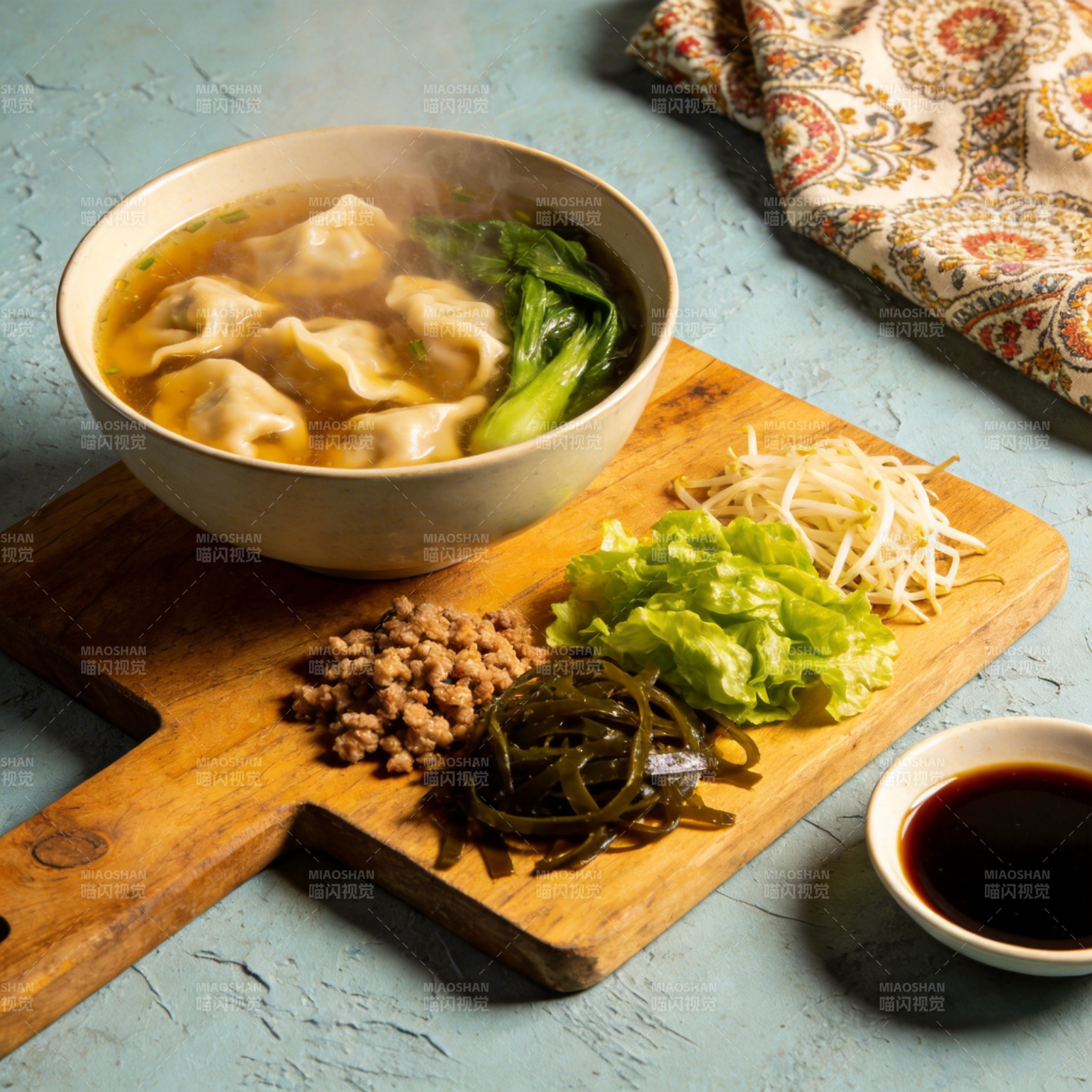 热腾腾的饺子汤图片