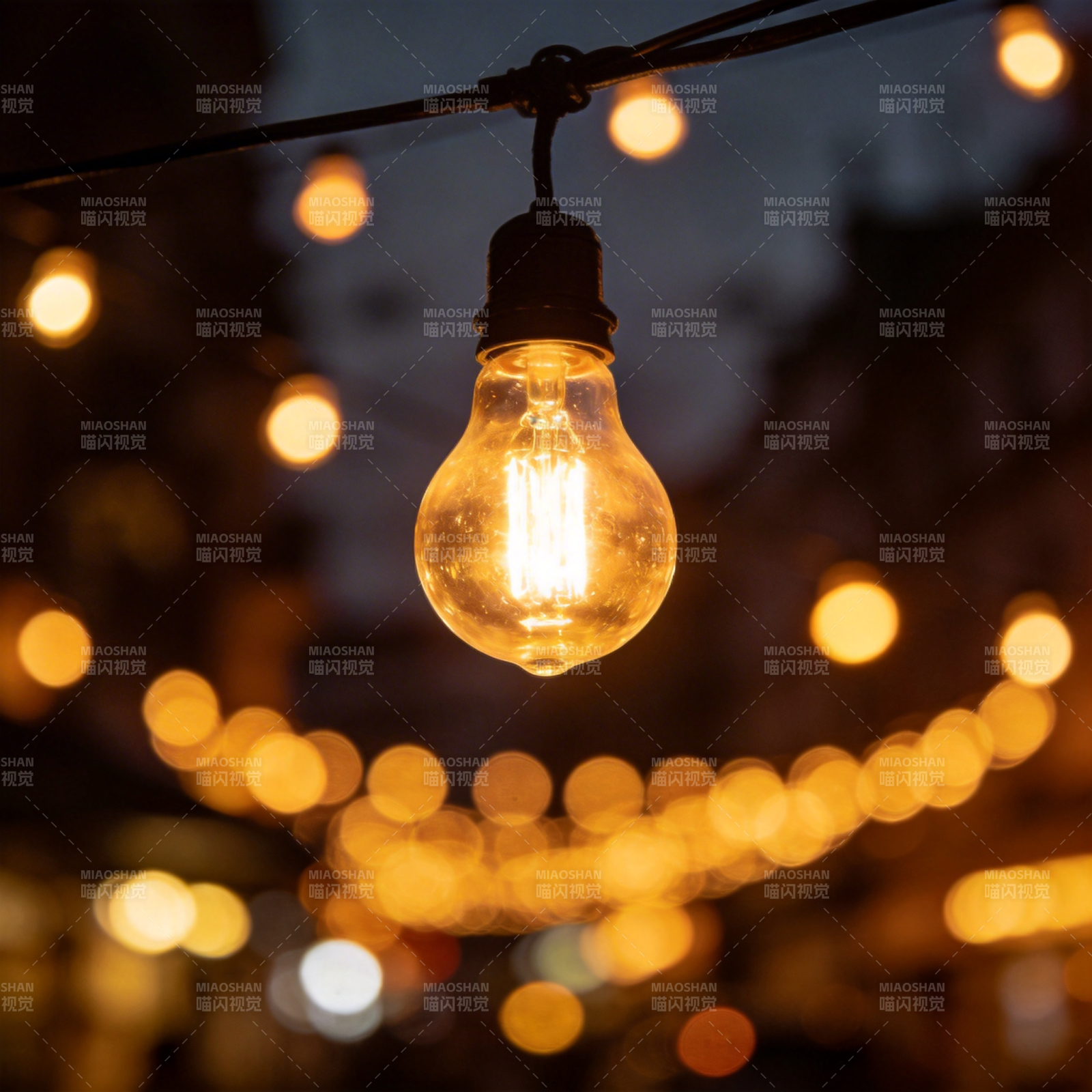 暖光灯串夜景图片