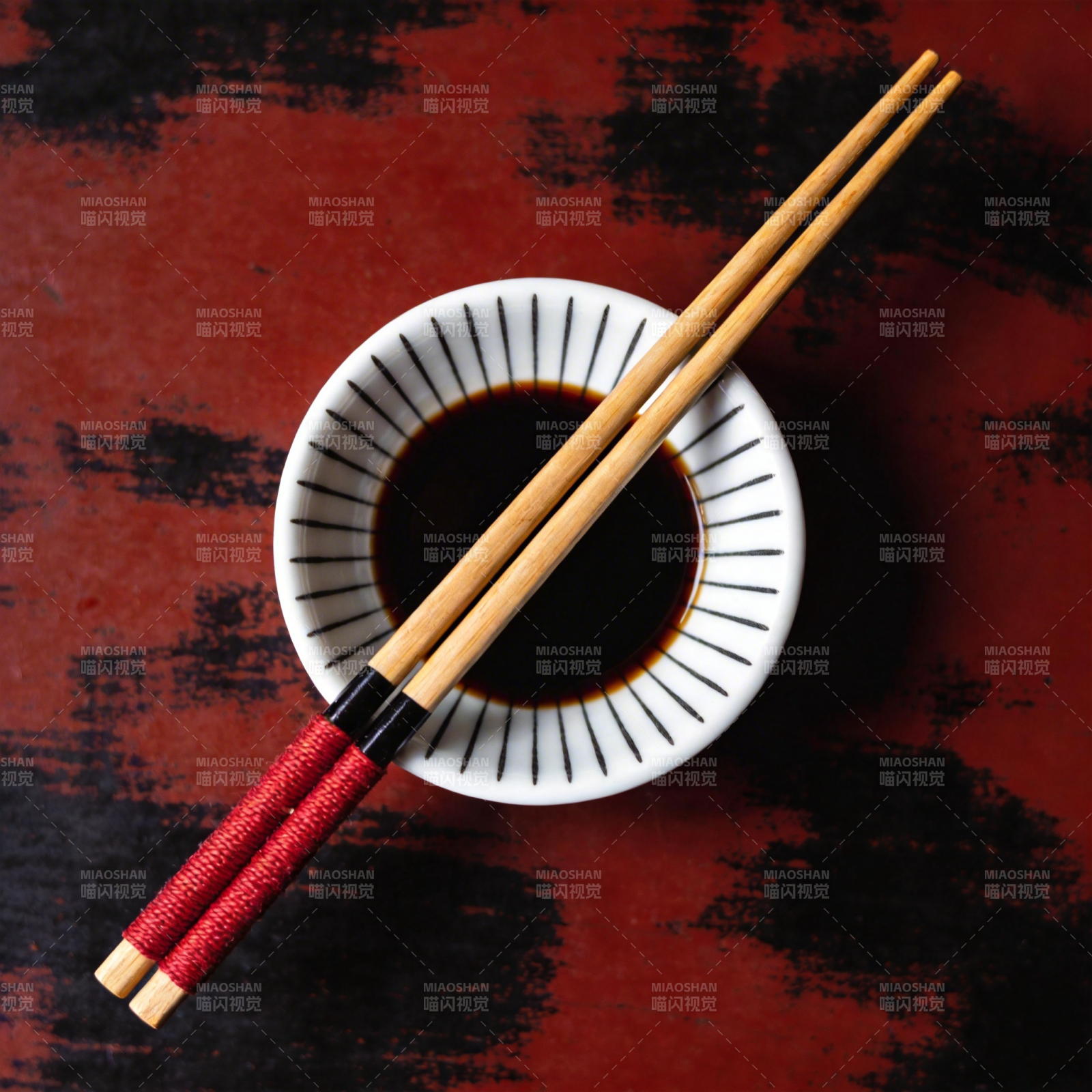 筷子蘸酱油图片