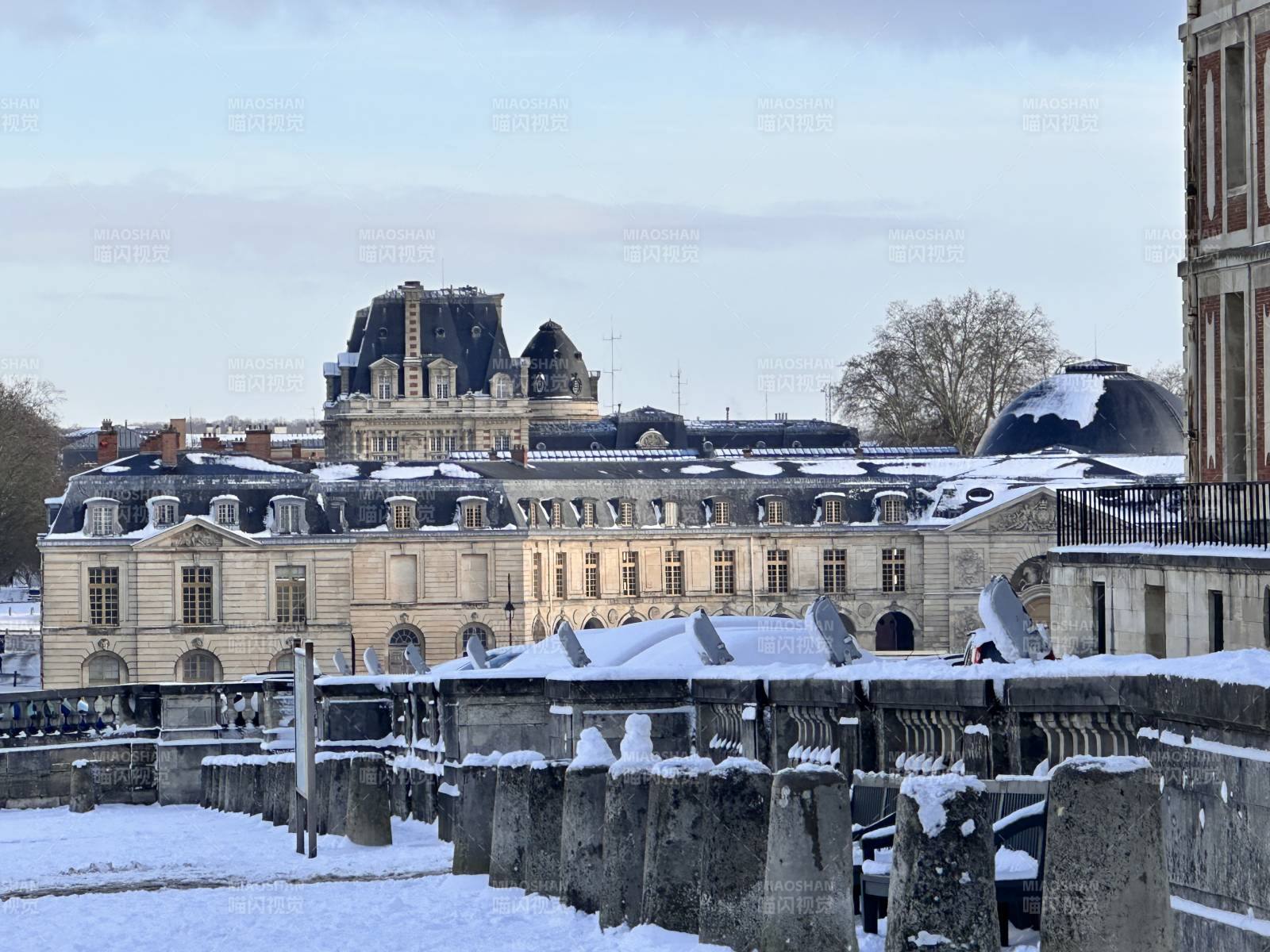 雪中的法国布卢瓦城堡图片