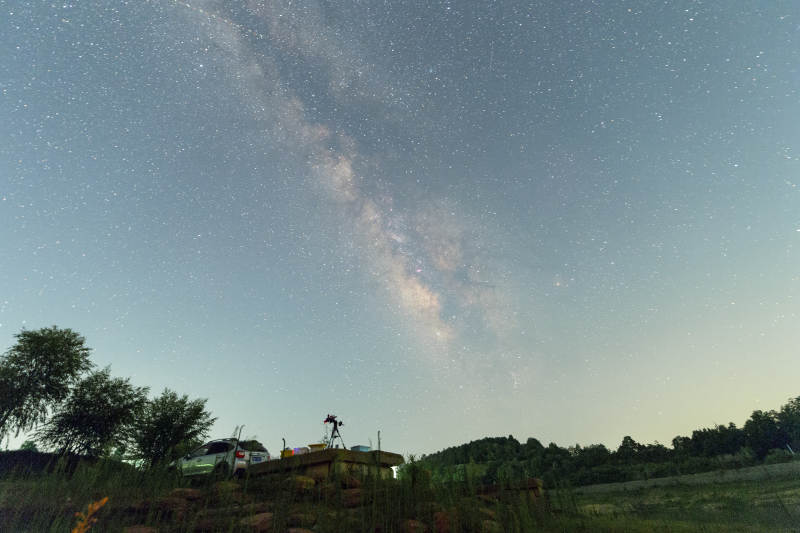 星空下的静谧夜景图片