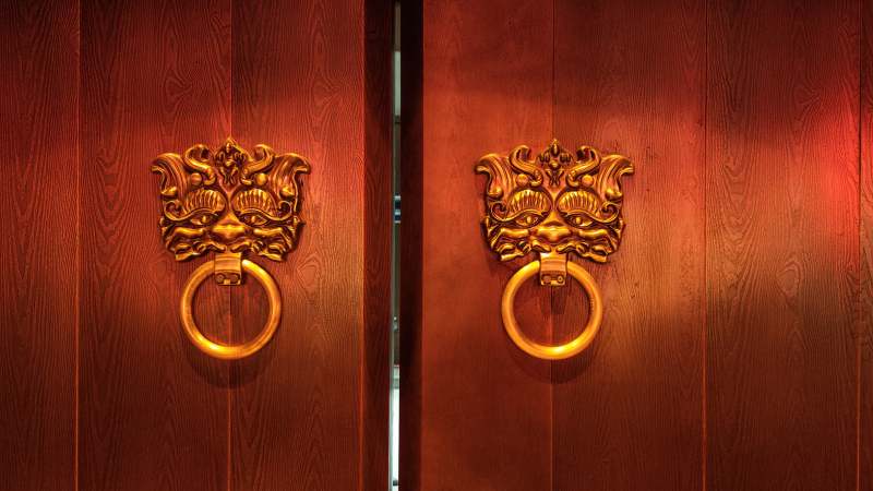 狮头门环古韵悠然图片