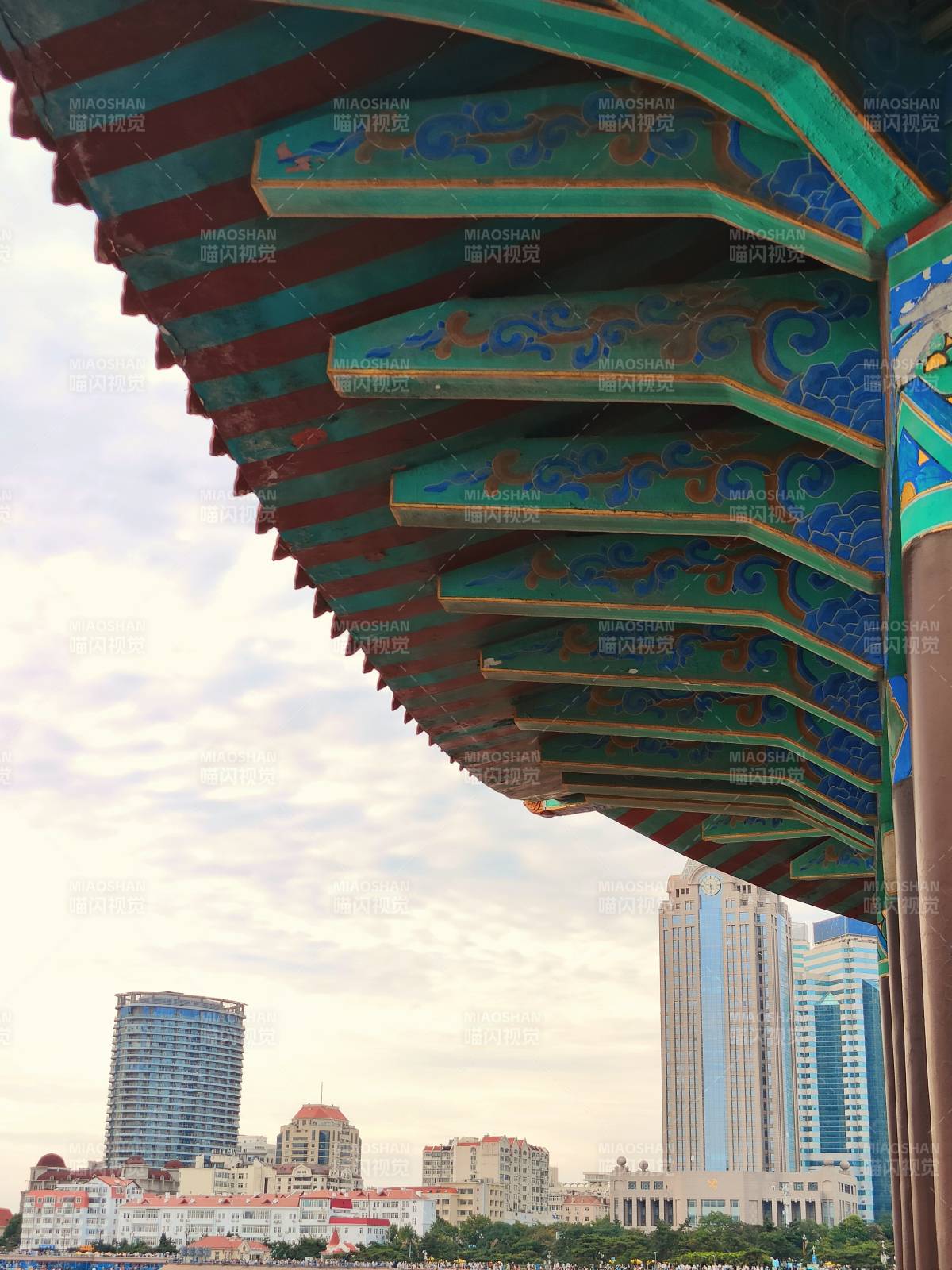 青岛回澜阁古檐映城景图片