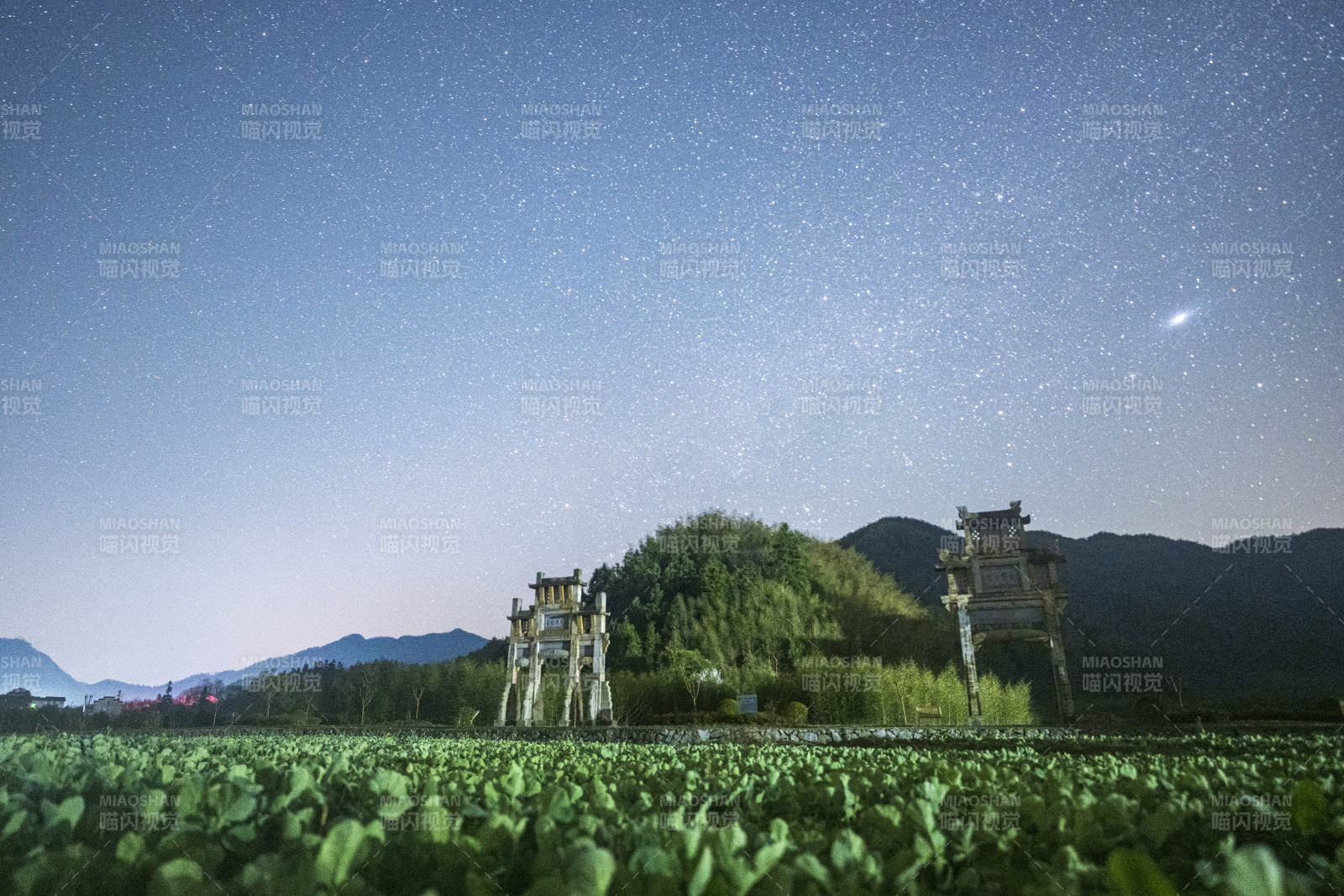 星空下的古门图片