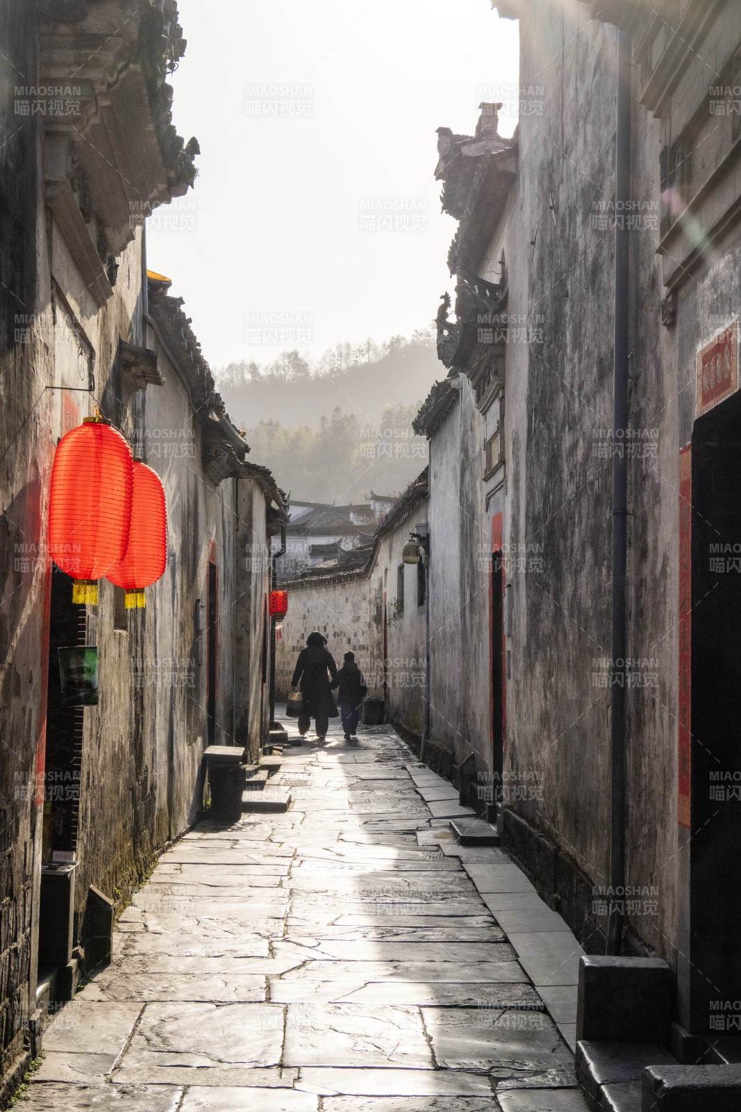 古巷晨光行图片