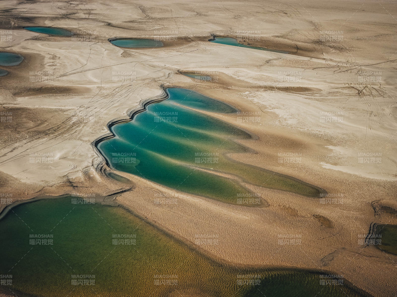 沙漠绿洲奇景图片