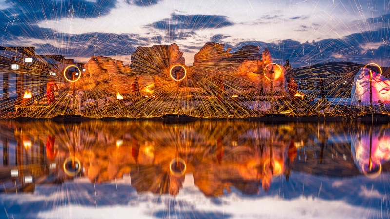 光影奇观倒影湖面图片