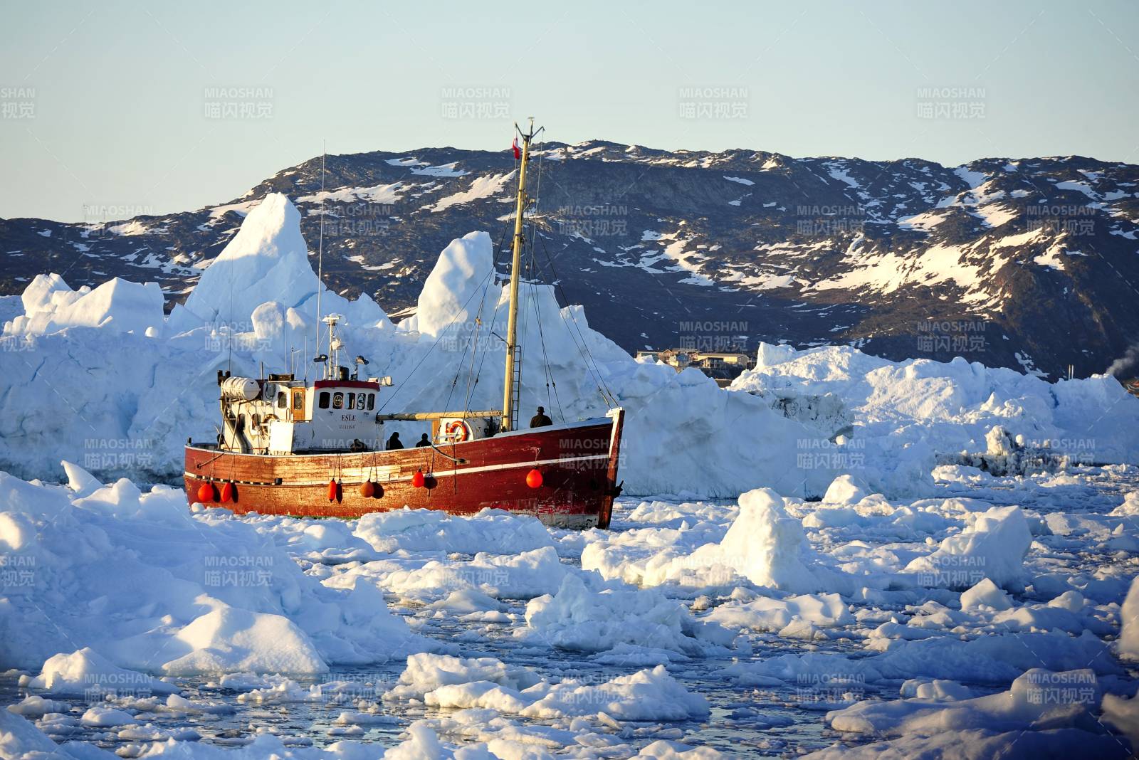 冰海中的红色渔船图片