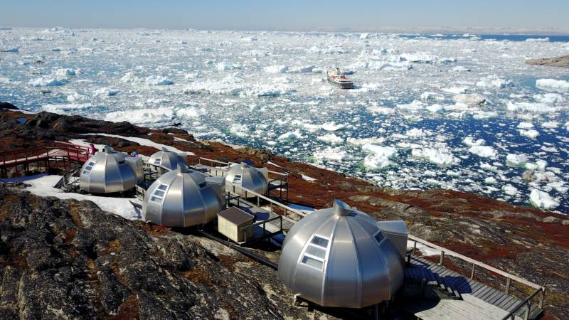 极地冰原上的银色穹顶屋图片