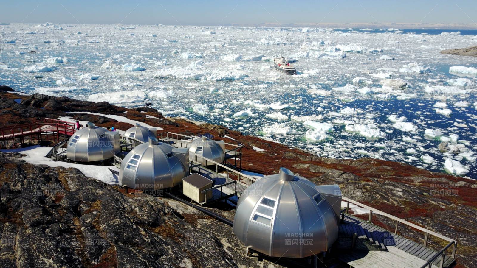 极地冰原上的银色穹顶屋图片