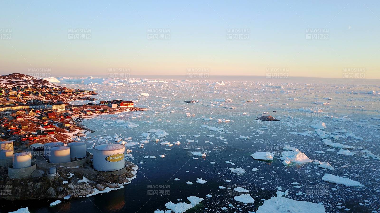 冰海小镇晨景图片