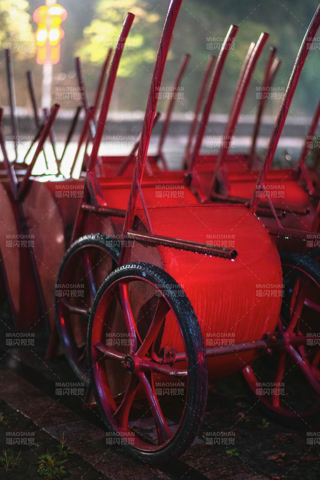 红车静停古道旁~图片