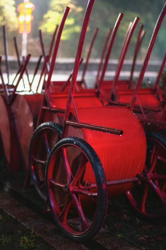 红车静停古道旁图片