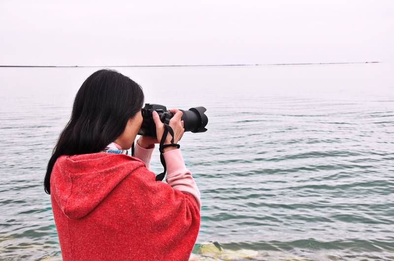 青海湖边拍照的女孩图片