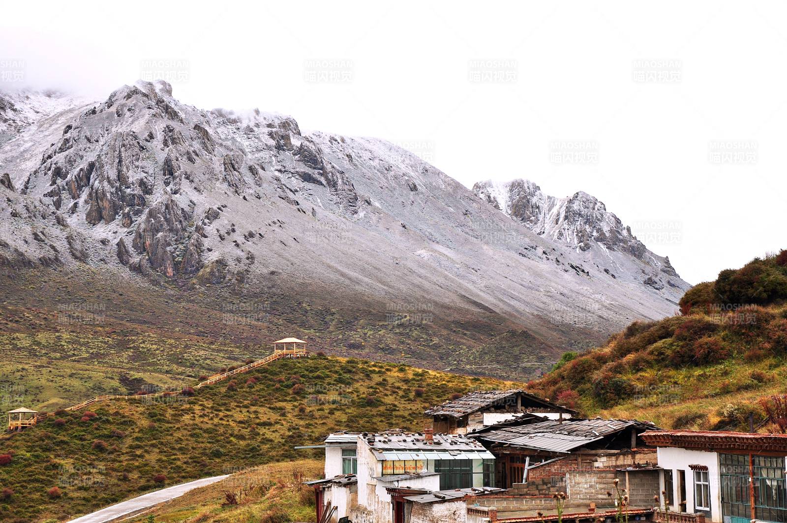 甘肃甘南地区雪山下的村庄图片