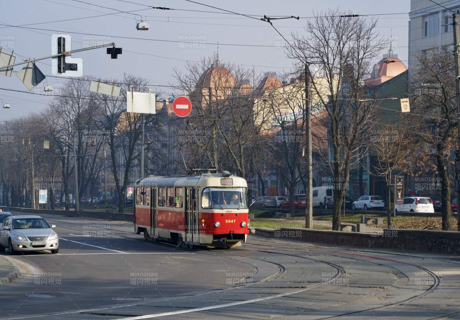基辅街头红色电车穿行图片
