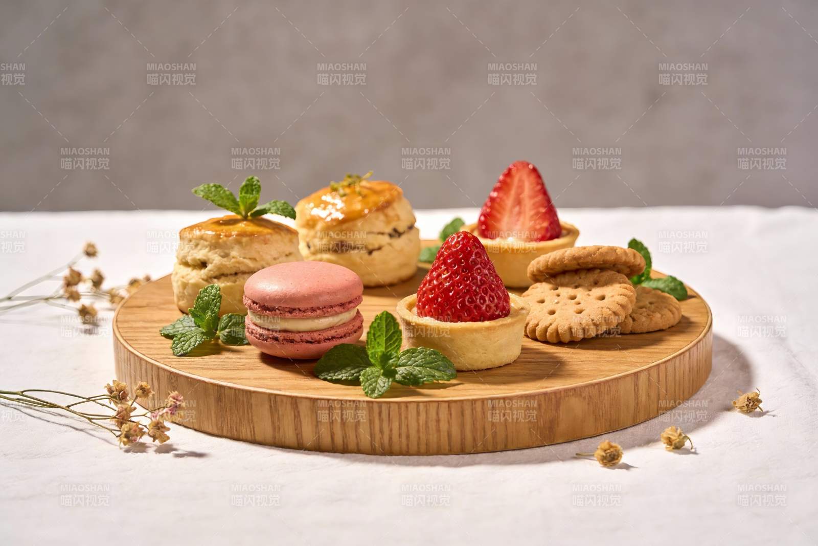 木质盘上的精致甜点与草莓图片