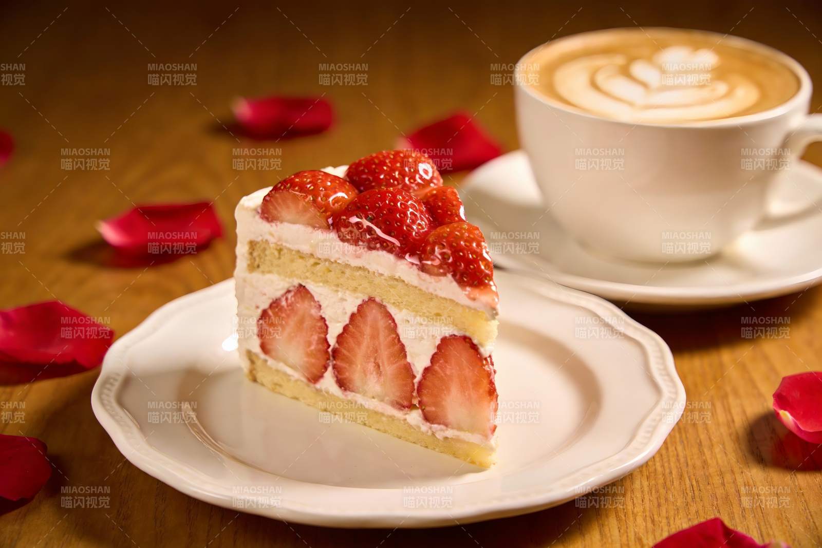草莓蛋糕配咖啡图片