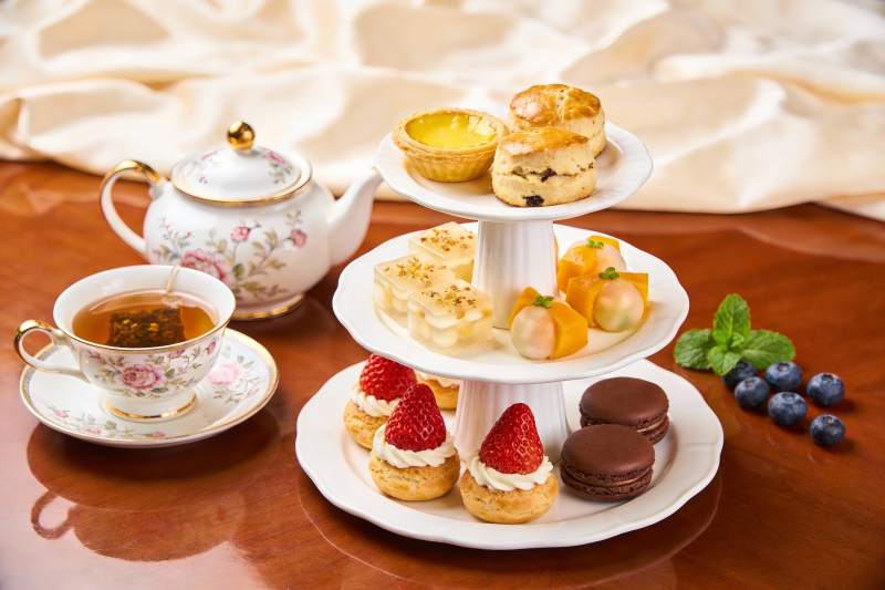 精致下午茶点心与茶具摆盘图片