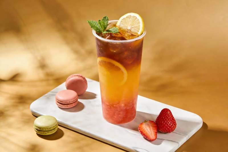 饮品与甜点的精致摆盘图片