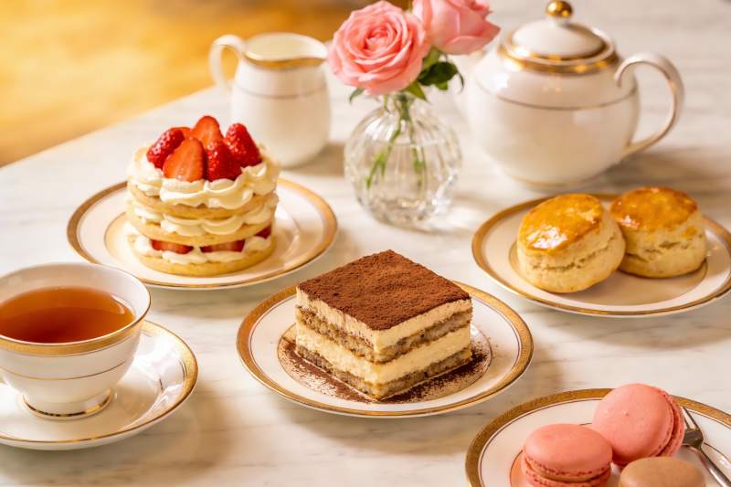 精致下午茶甜点与茶具摆盘图片