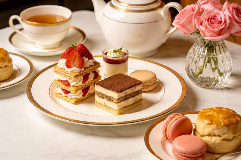 精致下午茶甜点与茶具摆盘图片