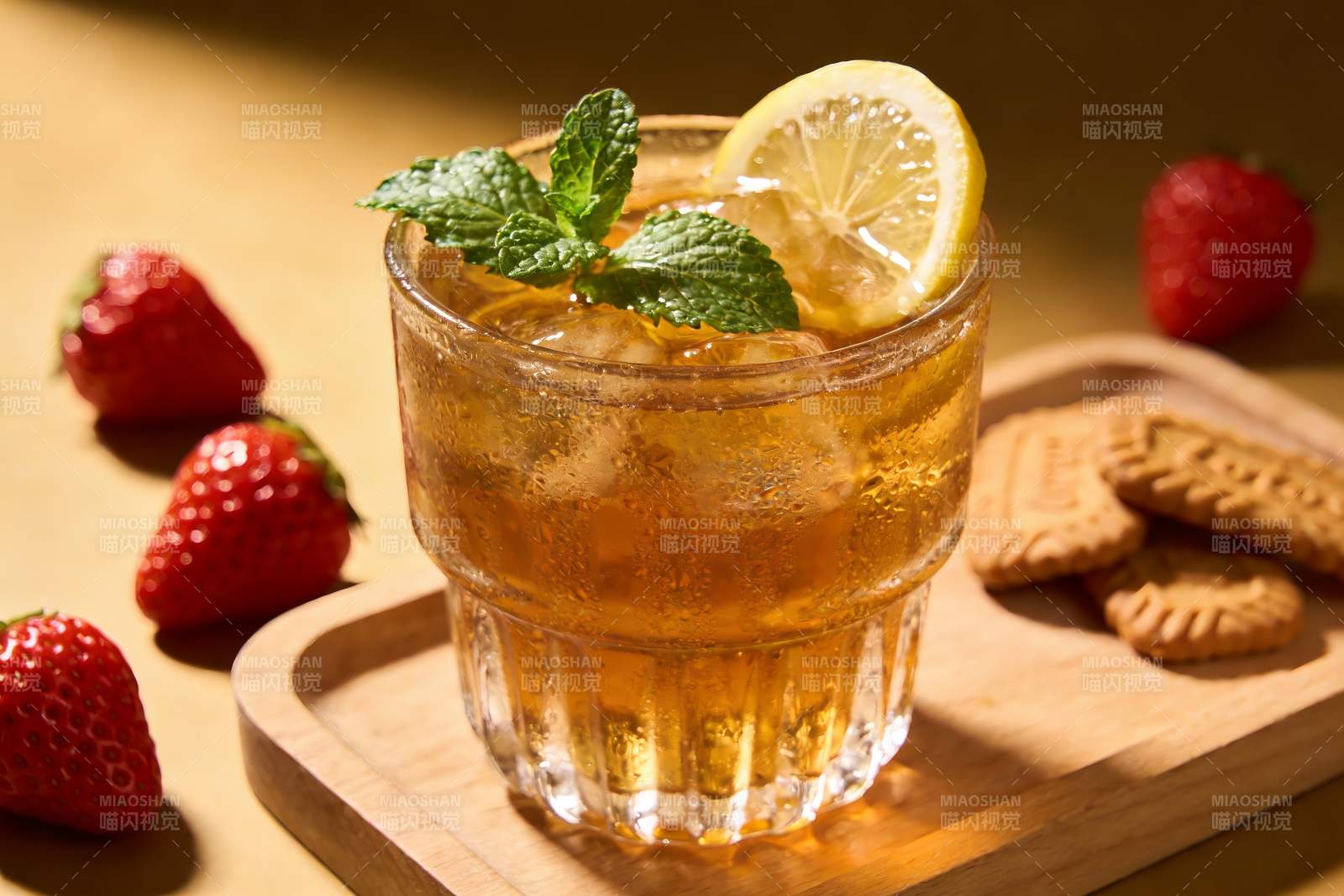 冰镇柠檬茶搭配草莓饼干图片