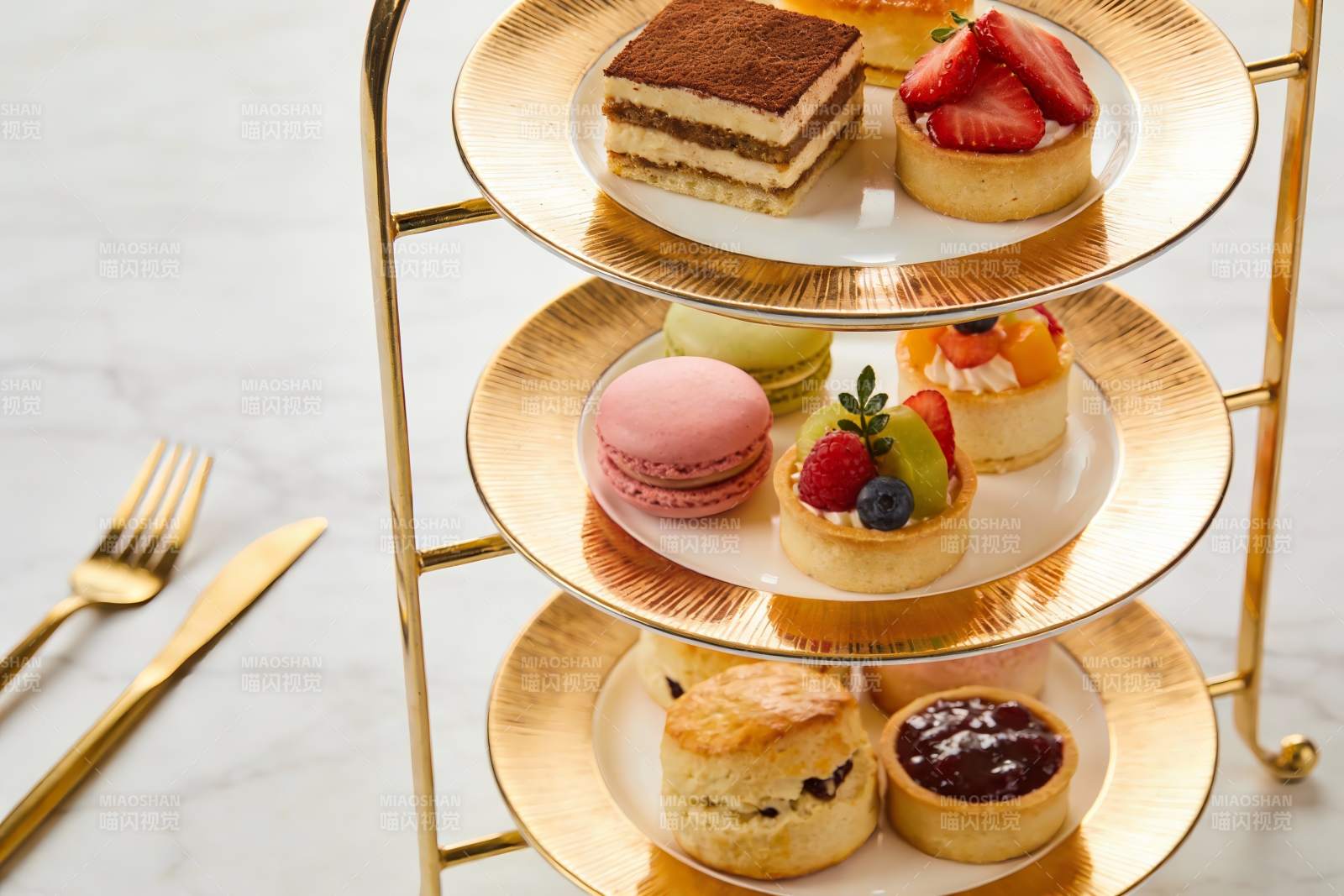 三层金色甜点架精致下午茶图片