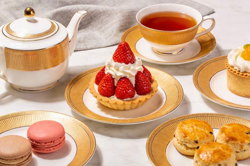 精致下午茶点心与茶具摆盘图片