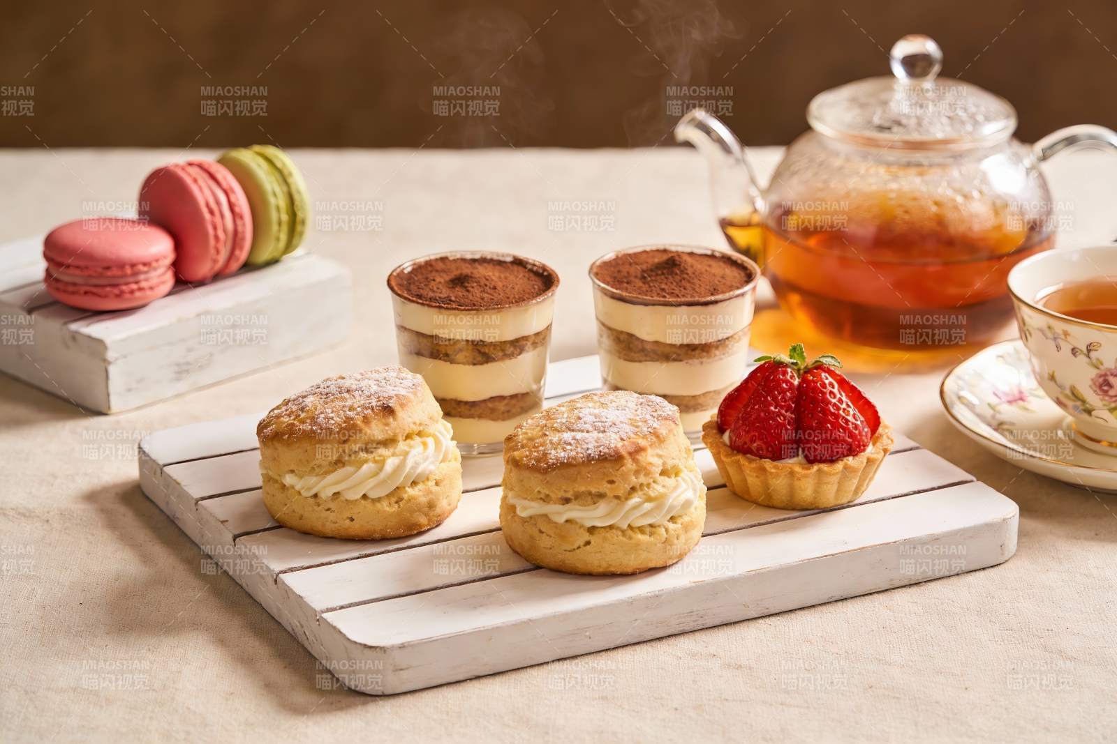 精致下午茶甜点与茶具摆拍图片