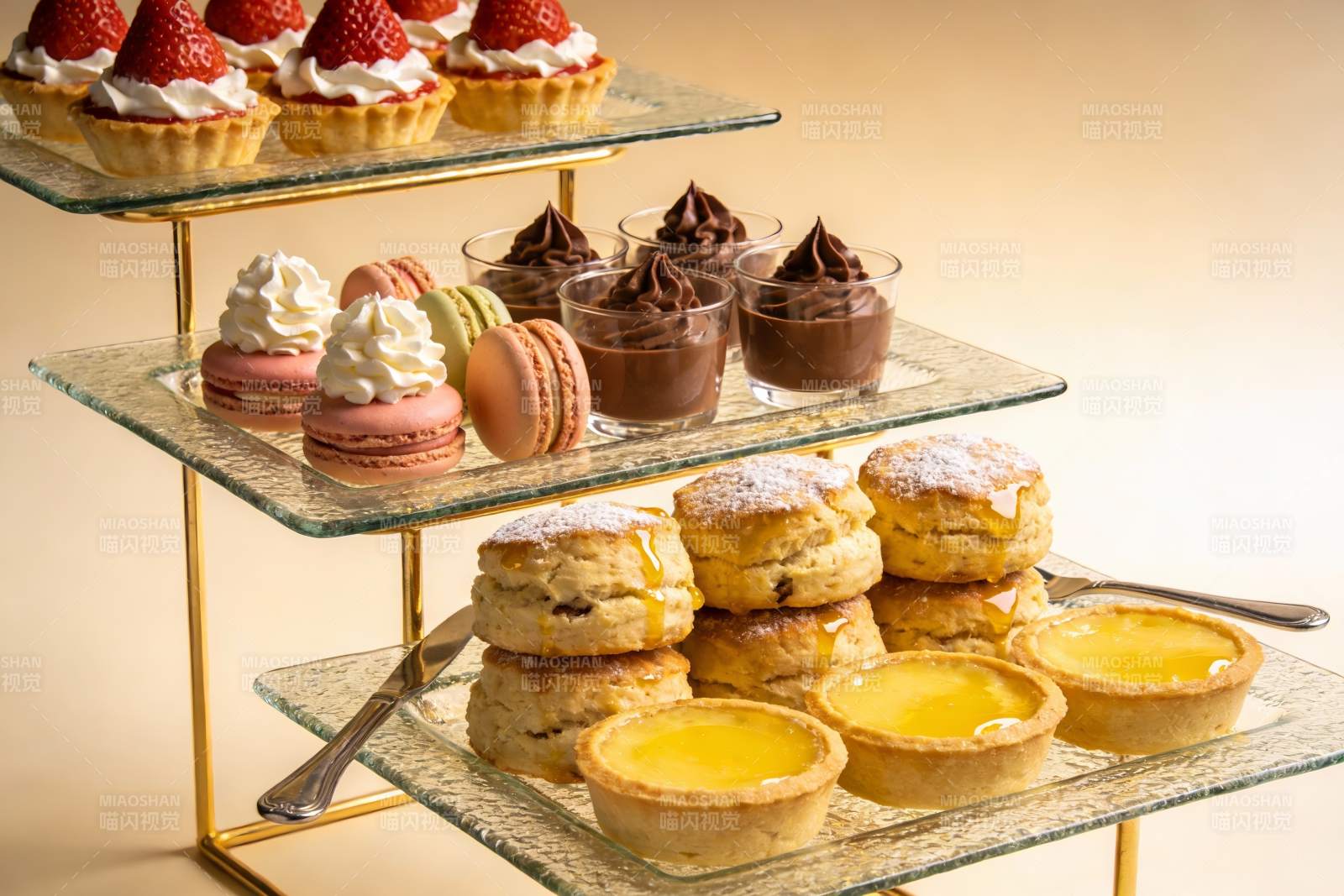 三层甜点架展示各式精致糕点图片