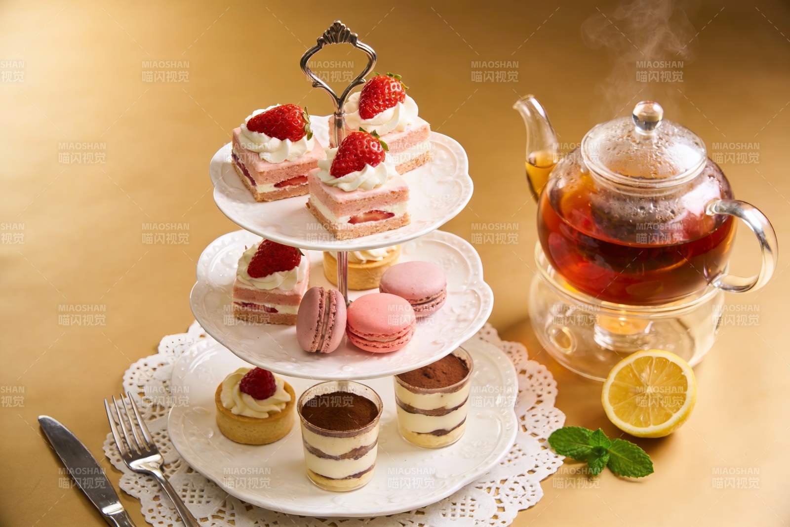 三层甜点架配茶饮图片