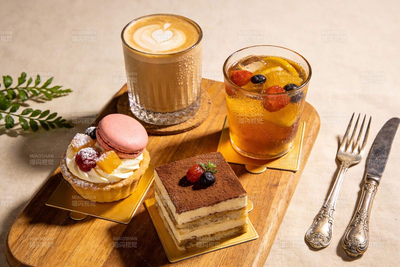 精致甜品与饮品摆盘图片