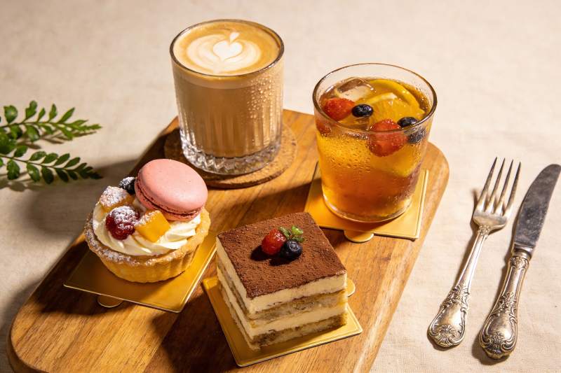精致甜品与饮品摆盘图片