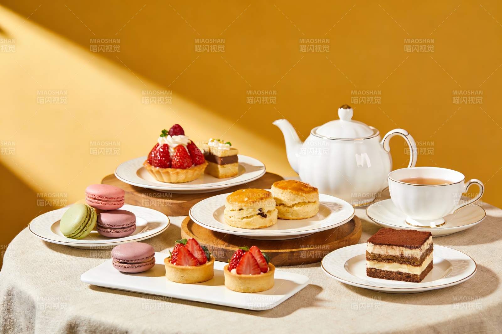 精致下午茶甜点与茶具摆盘图片