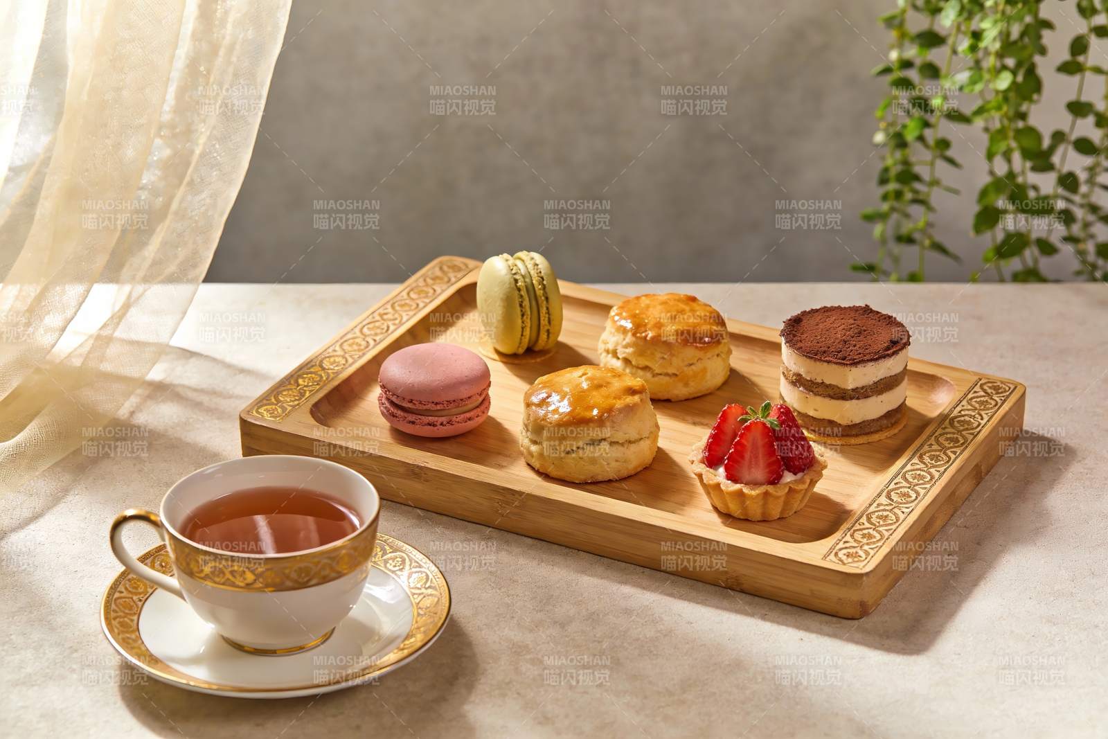 精致下午茶点心与茶杯图片