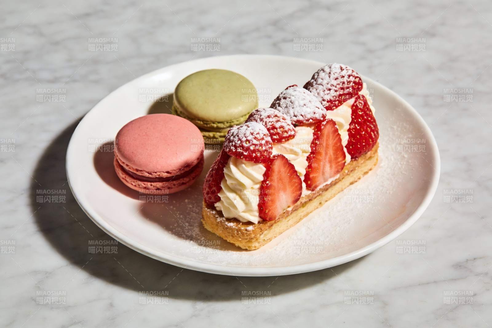 草莓甜点与马卡龙图片