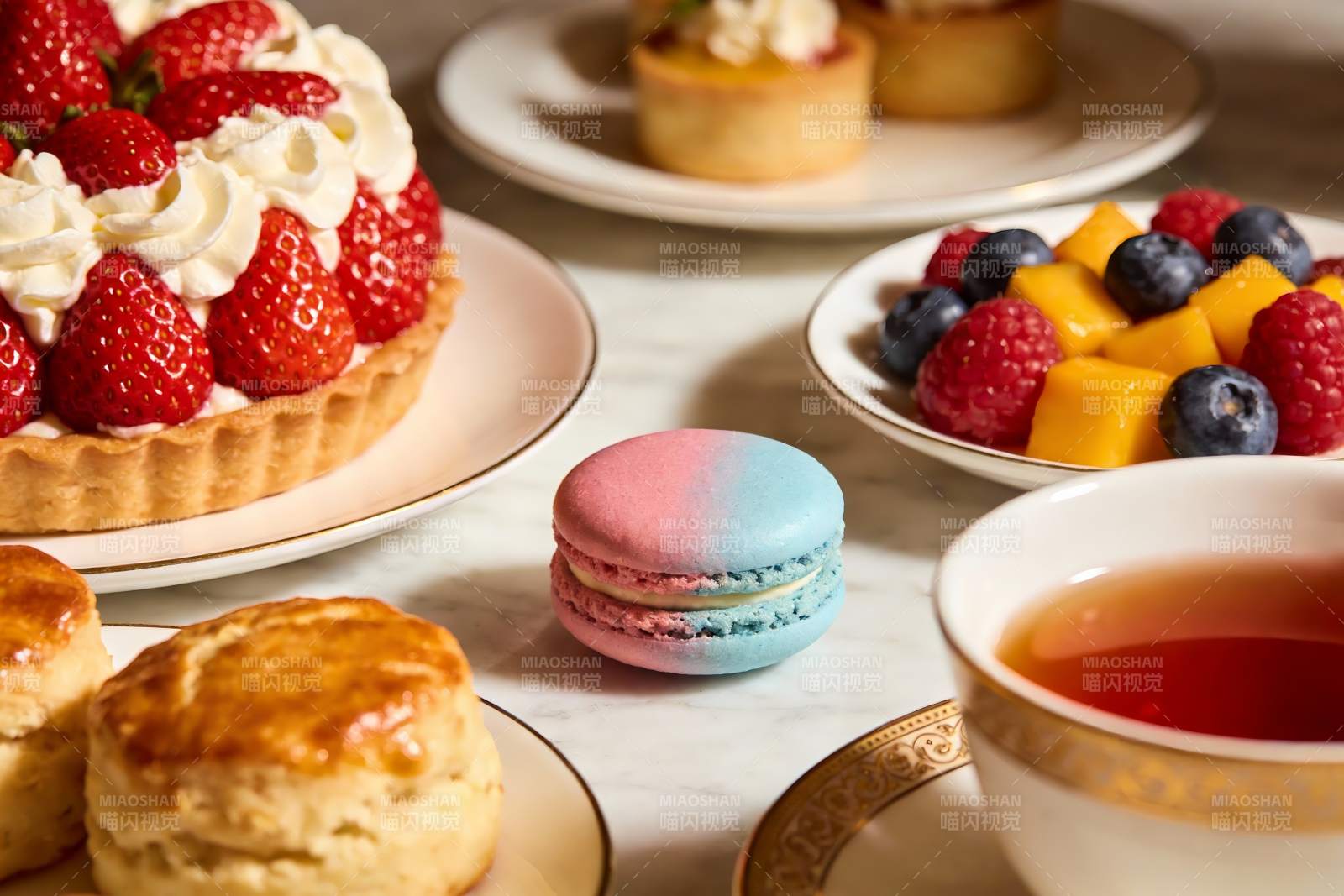 精致下午茶甜点与水果图片
