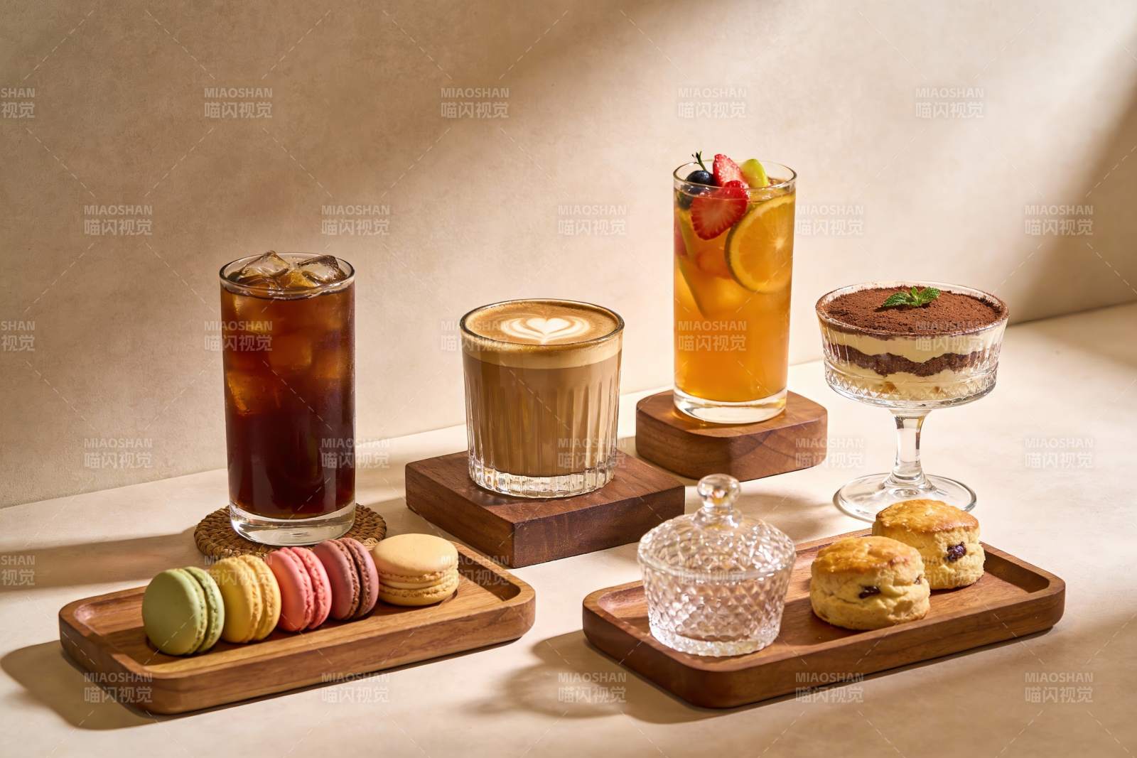 精致饮品与甜点摆盘图片