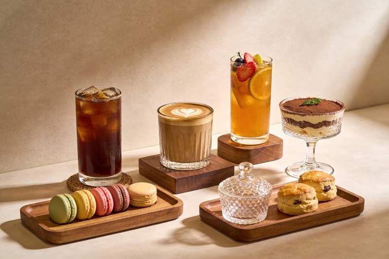 精致饮品与甜点摆盘图片