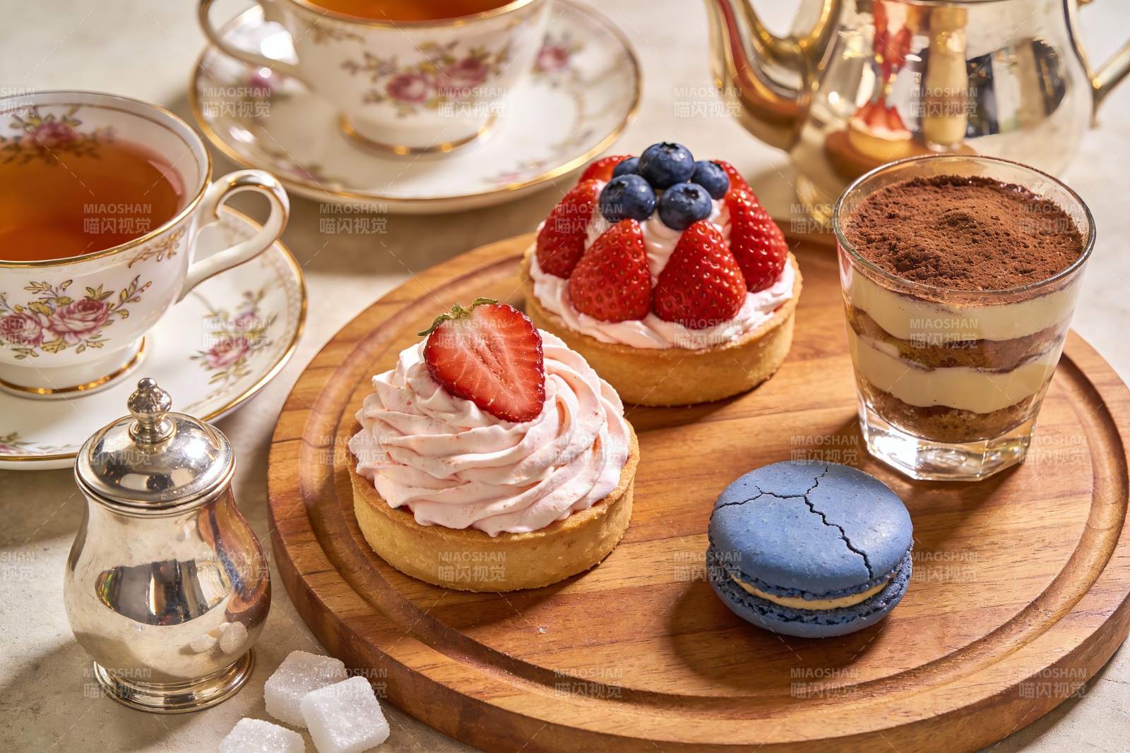 精致下午茶甜点与茶具摆盘图片