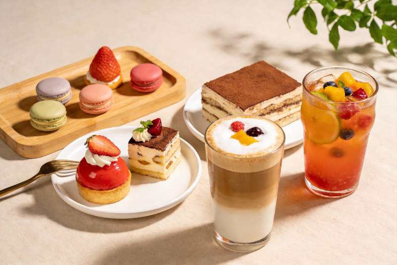 精致甜品与饮品摆盘图片
