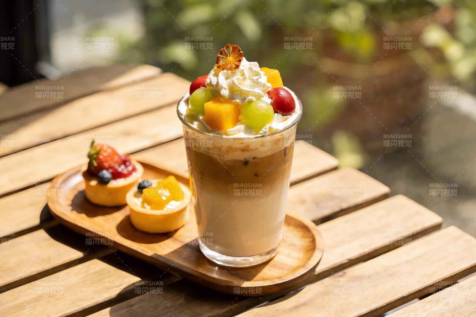 水果奶油冰咖啡与小点心图片