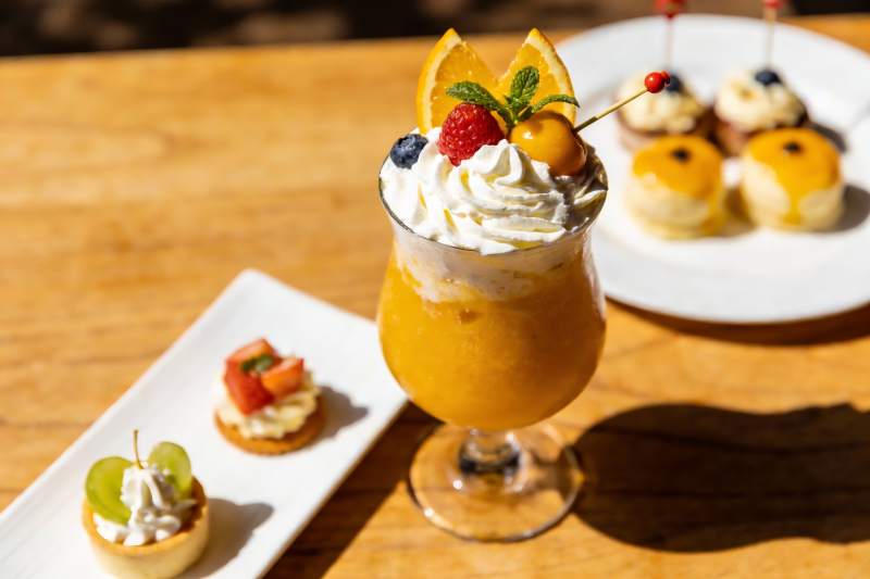 阳光下的水果饮品与甜点图片