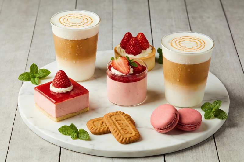 草莓甜品与饮品摆盘图片