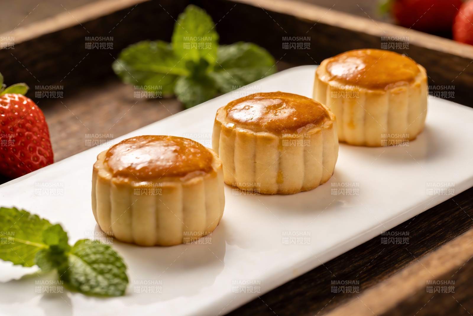 三块月饼配草莓薄荷图片