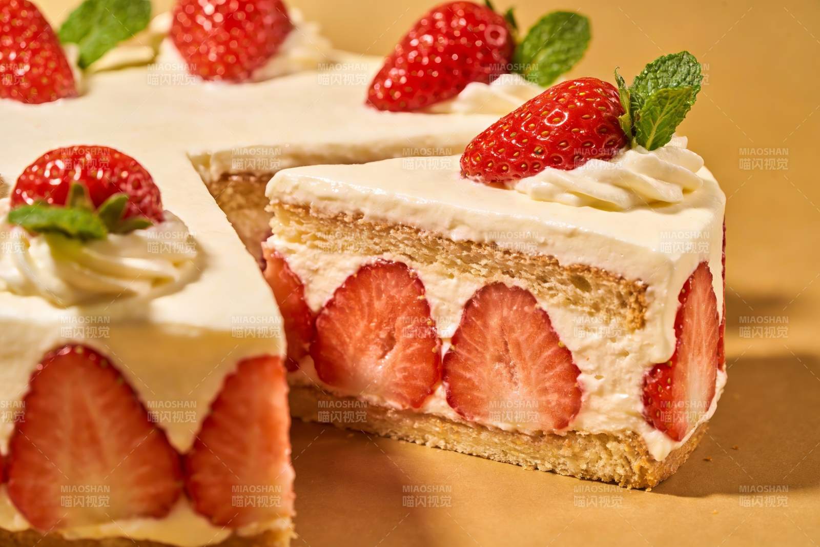 草莓蛋糕切片特写图片