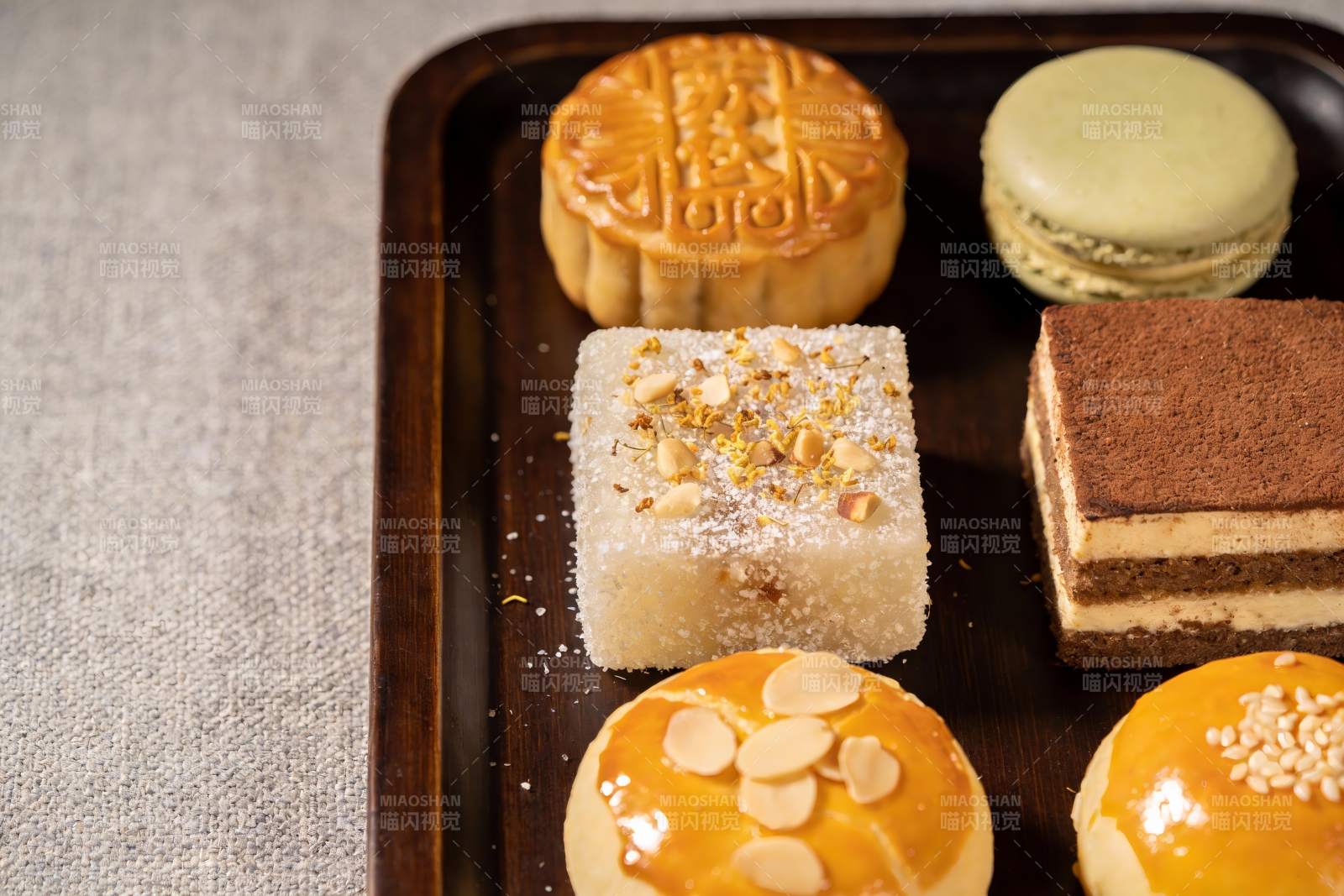 中秋月饼与甜点拼盘图片