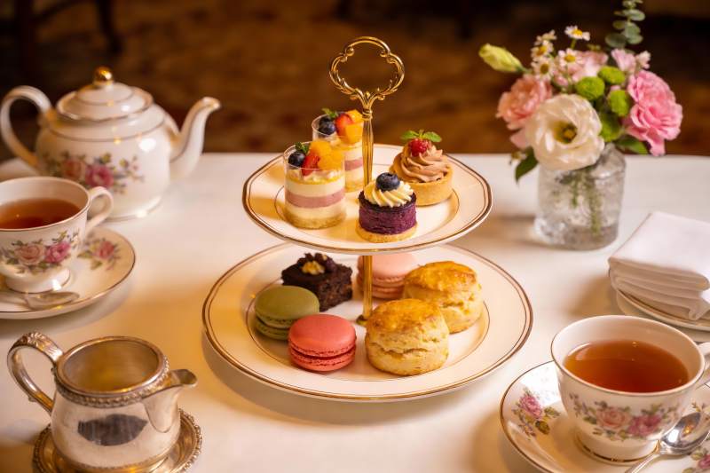 精致下午茶点心与茶具摆盘图片