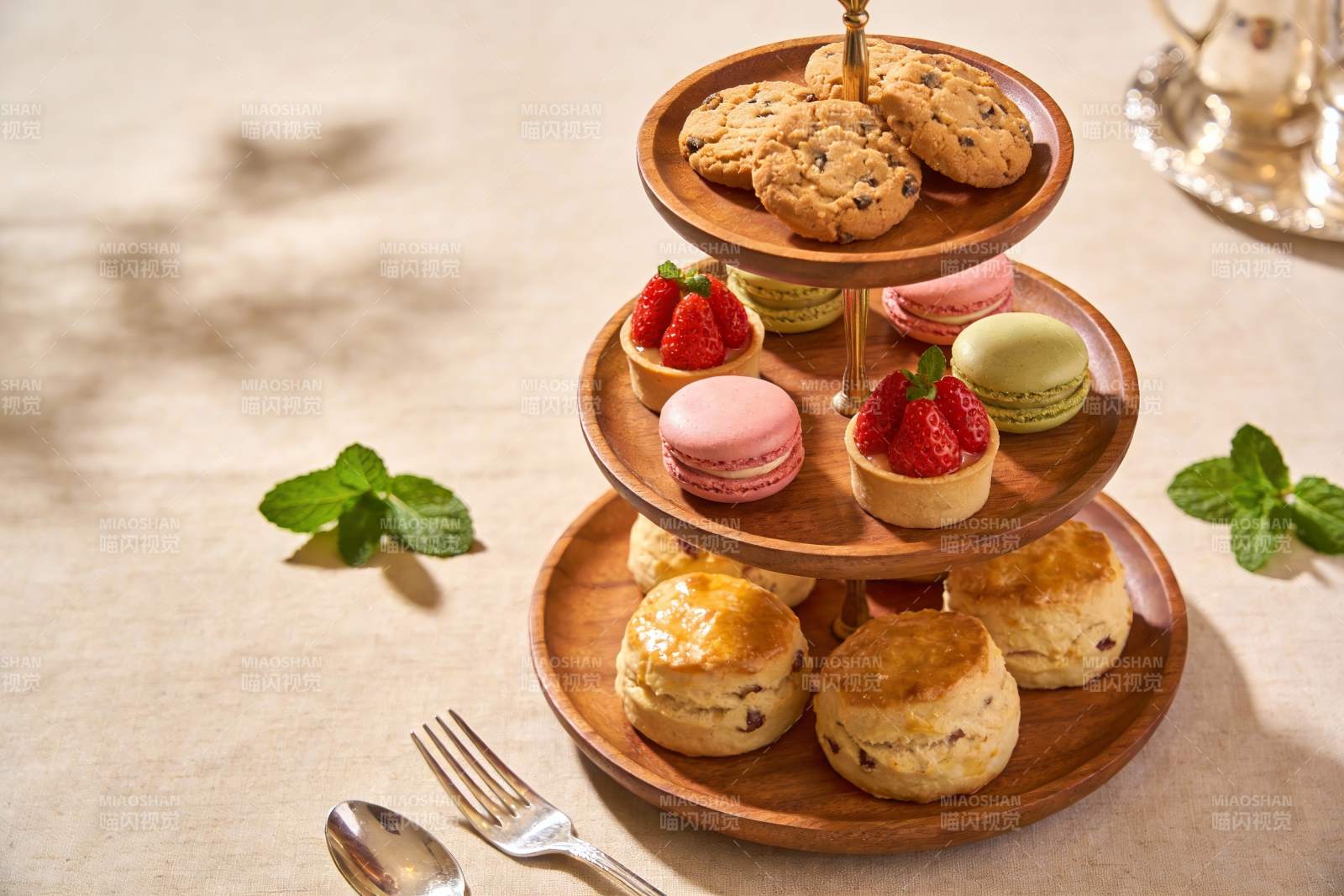 三层木质点心架摆满精致甜品图片